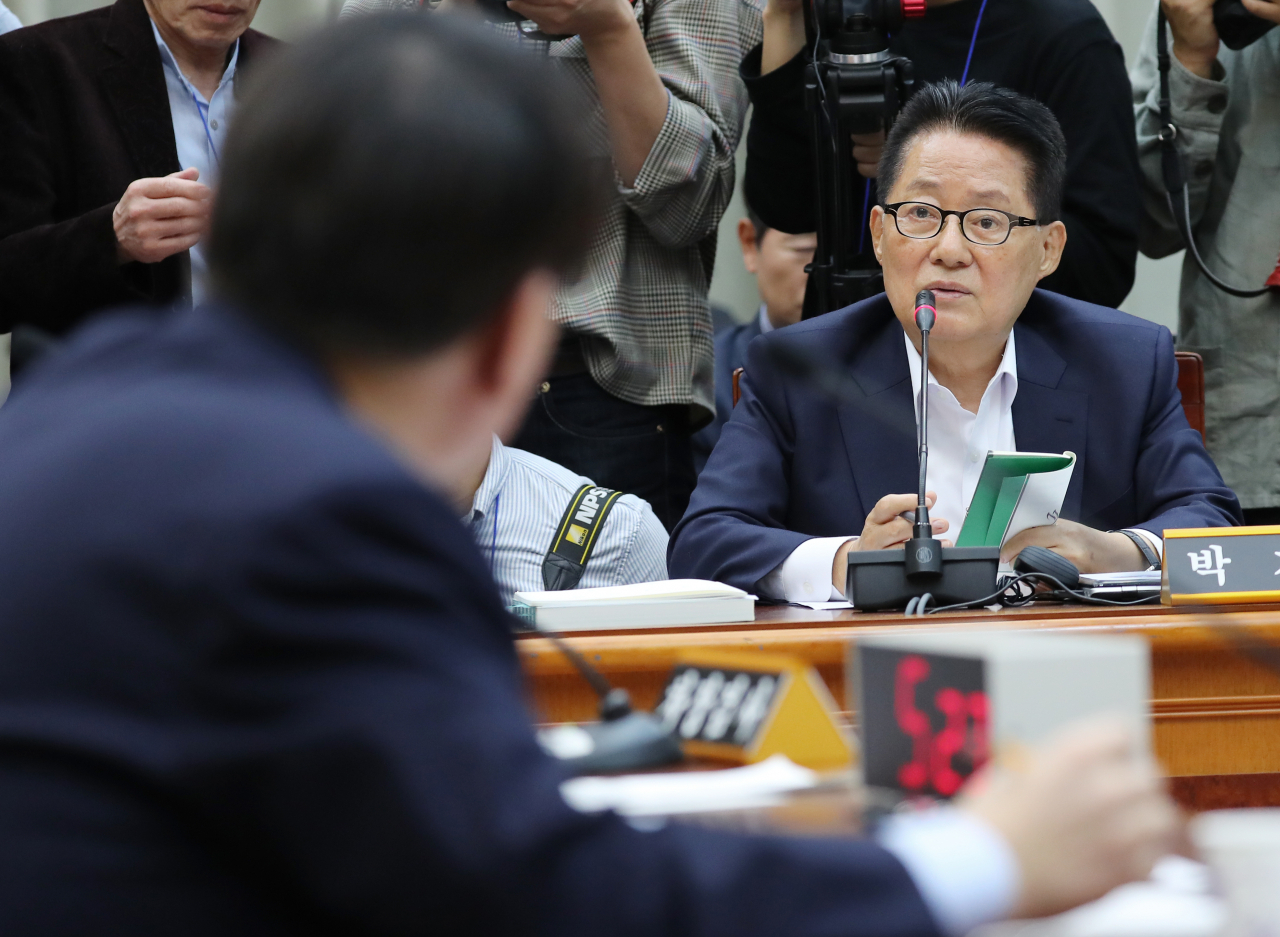 무소속 박지원 의원이 17일 서울 서초구 대검찰청에서 열린 국회 법제사법위원회의 대검찰청에 대한 국정감사에서 윤석열 검찰총장에게 질의하고 있다. 연합뉴스
