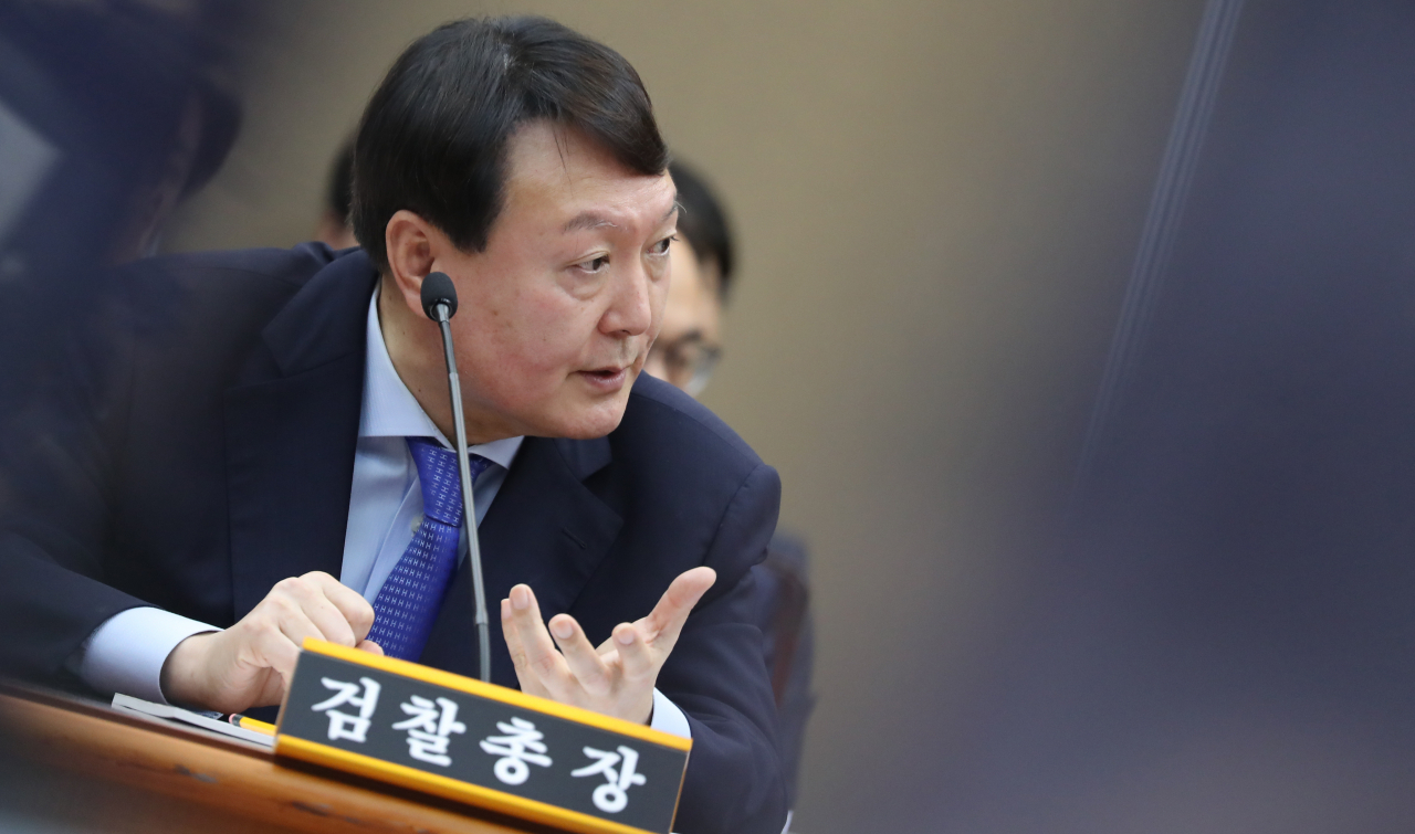 윤석열 검찰총장이 17일 서울 서초구 대검찰청에서 열린 국회 법제사법위원회의 대검찰청에 대한 국정감사에서 의원 질의에 답하고 있다. [연합]