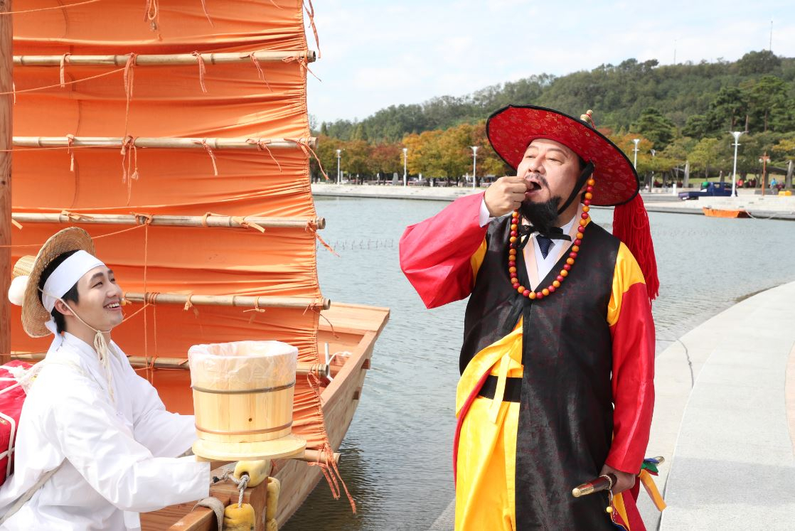 유동균 구청장이 입항 재현행사에서 사또 복장을 한 채 새우젓을 맛보고 있다. [마포구 제공]