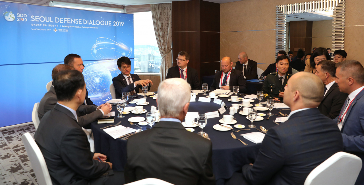 박재민 국방부 차관이 지난달 6일 열린 서울안보대화(SDD)에서 비셰그라드 그룹 대표단과 국방차관회의를 하고 있다.[사진=국방부 제공]