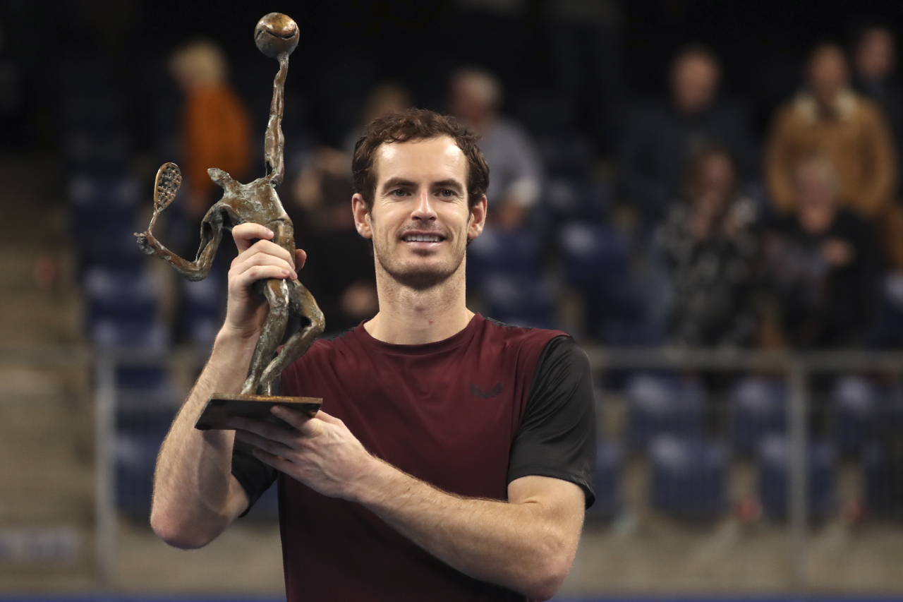 20일(현지시간) 벨기에 앤트워프에서 열린 남자프로테니스(ATP) 투어 유러피언오픈 결승에서 승리한 앤디 머레이(영국)가 우승 트로피를 들어 올리고 있다. [AP]