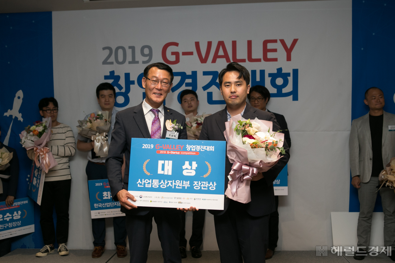 지난달 열린 G밸리 창업경진대회에서 대상 수상자인 김태준(오른쪽) 올트 대표와 시상자인 조성태 한국산업단지공단 산단혁신본부 상무이사가 기념촬영을 하고 있다. [서울시 제공]
