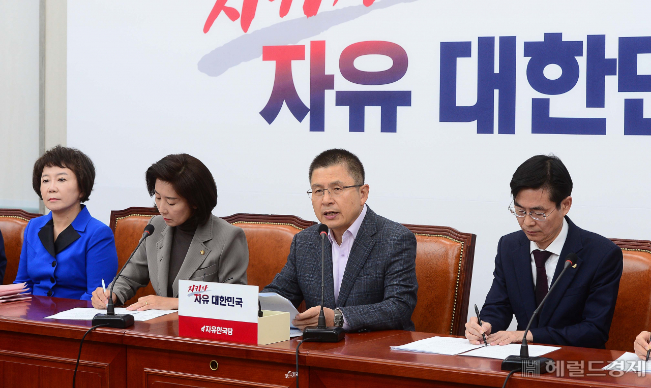 21일 서울 여의도 국회에서 열린 자유한국당 최고위원회에서 황교안 자유한국당 대표가 발언을 하고 있다. 황 대표는 “여당은 친문 보위부인 고위공직자범죄수사처(공수처)를 검찰개혁으로 위장하고 독재 연장용 선거법개정까지 밀어붙이고 있다”고 비판했다. 이상섭 기자/babtong@heraldcorp.com