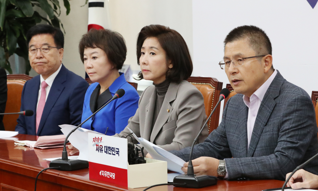 황교안 자유한국당 대표가 21일 국회에서 열린 최고위원회의에서 발언하고 있다. [연합]