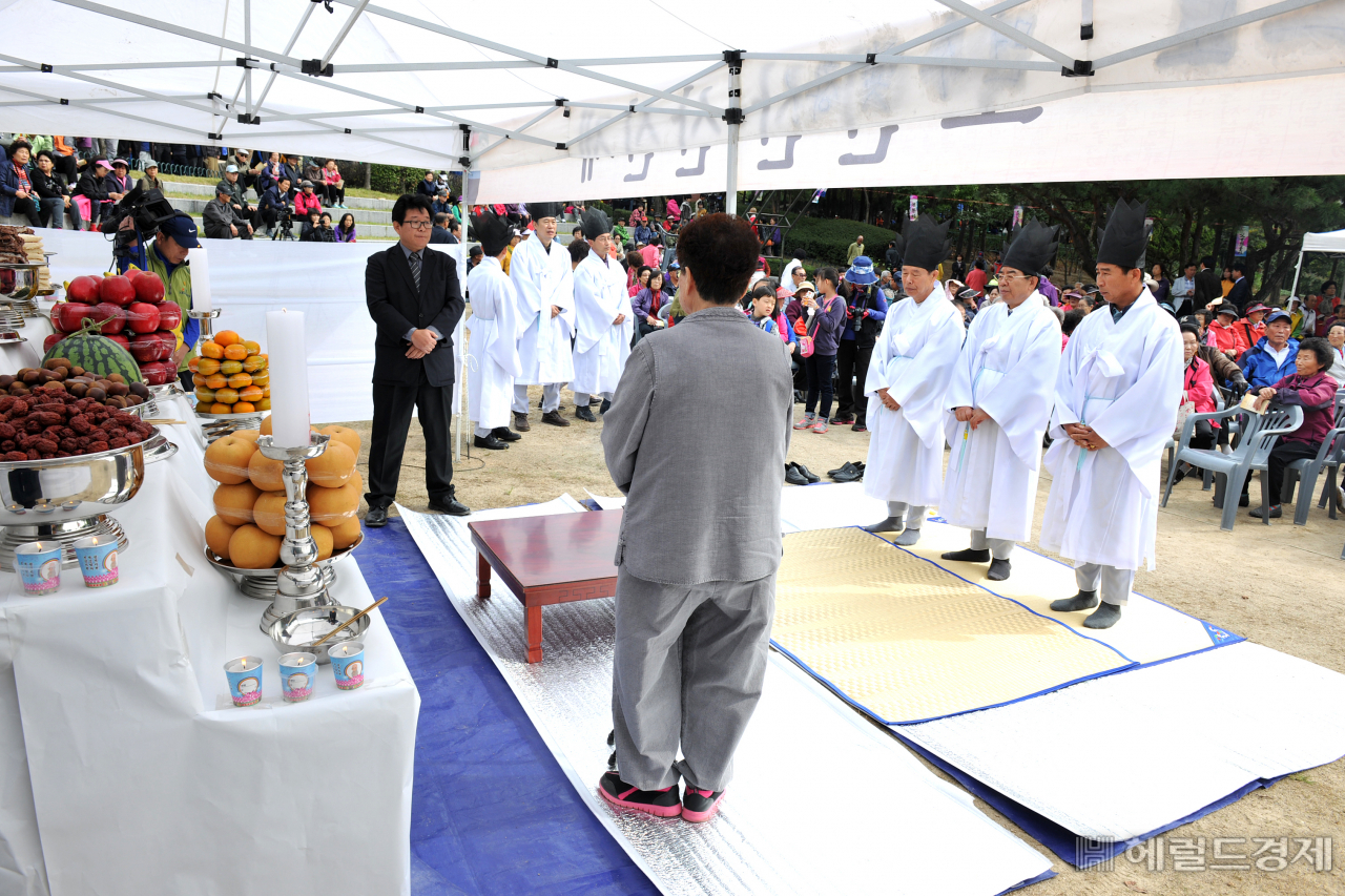 노원구 지역 축제인 초안산 문화제에서 치성제를 올리고 있다. [노원구 제공]