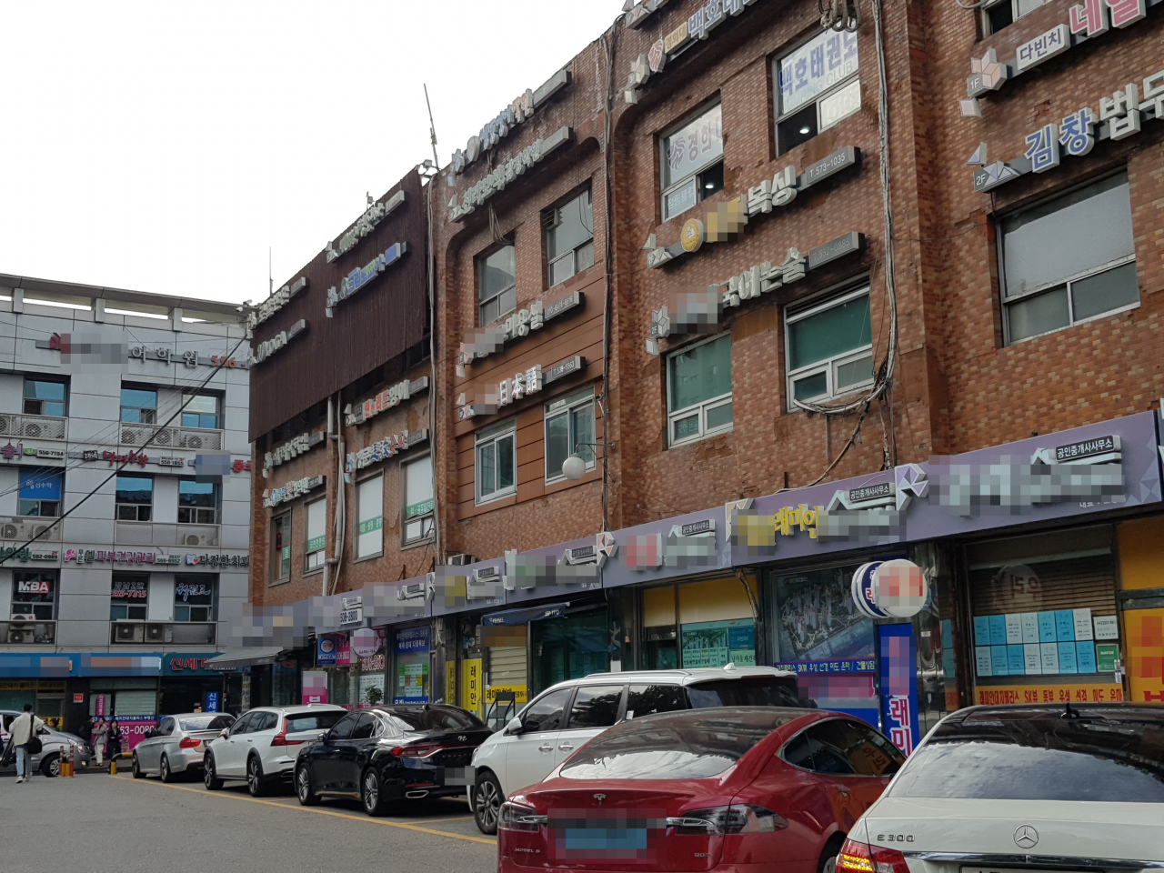 18일 서울 강남구 대치동 ‘래미안대치팰리스’ 단지 앞 상가 내 공인중개업소를 대상으로 정부의 부동산시장 합동점검이 이뤄졌다. [양영경 기자/y2k@]