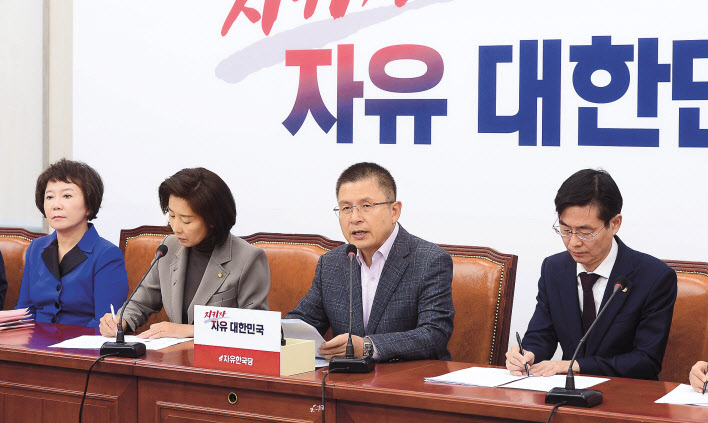 황교안 자유한국당 대표가 21일 서울 여의도 국회에서 열린 자유한국당 최고위원회에서 발언을 하고 있다. 이상섭 기자/babtong@