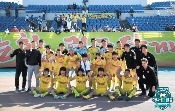 광주FC가 20일 2위 부산 아이파크의 패배로 남은 3경기 결과에 상관없이 하나원큐 K리그2(2부리그) 2019 우승을 확정지어 3년만에 K리그1으로 복귀하게 됐다. 지난 19일 광주월드컵경기장에서 열린 k리그2 FC안양과의 경기에서 승리한 광주 FC 선수들이 기념촬영을 하는 모습 [연합]