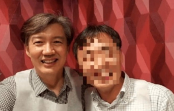 청와대 민정수석실 근무 당시에 조국 전 법무부 장관(당시 민정수석)과 윤모 총경(오른쪽). [김도읍 의원실 제공]