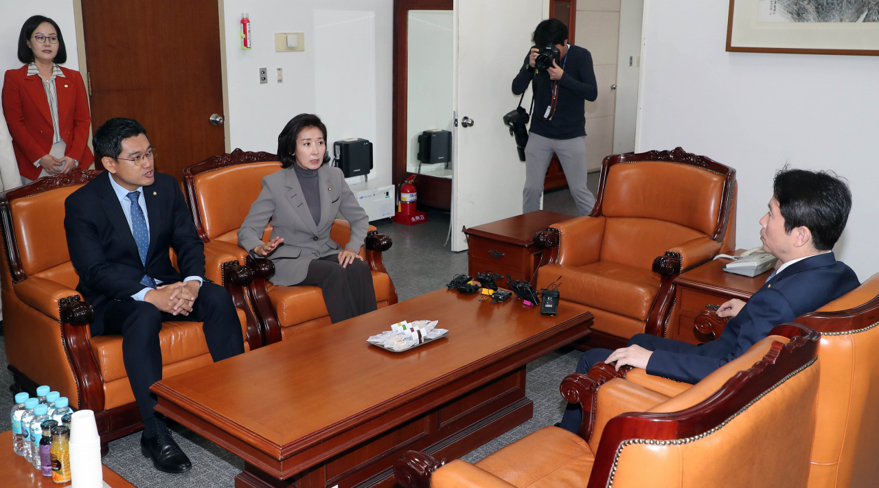 더불어민주당 이인영(오른쪽부터), 자유한국당 나경원, 바른미래당 오신환 원내대표가 21일 오전 국회 운영위원장실에서 검찰개혁안 등 패스트트랙 지정 법안 협상을 위한 원내대표 회동을 하고 있다. [연합]