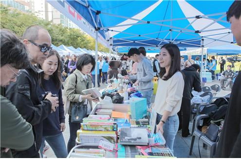 지난 20일 송상현광장에서 열린‘2019 위아자 나눔장터’에서 비엔그룹‧대선주조 임직원이 기부 물품을 판매하고 있다.
