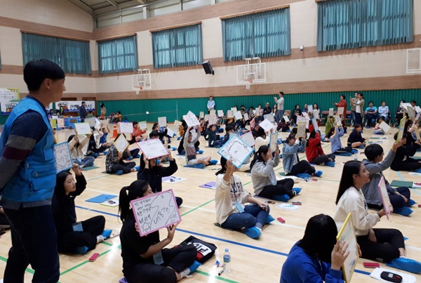 제1회 통일 골든벨 행사가 지난 19일 순천 중앙초교에서 열리고 있다. [6.15 전남본부 제공]