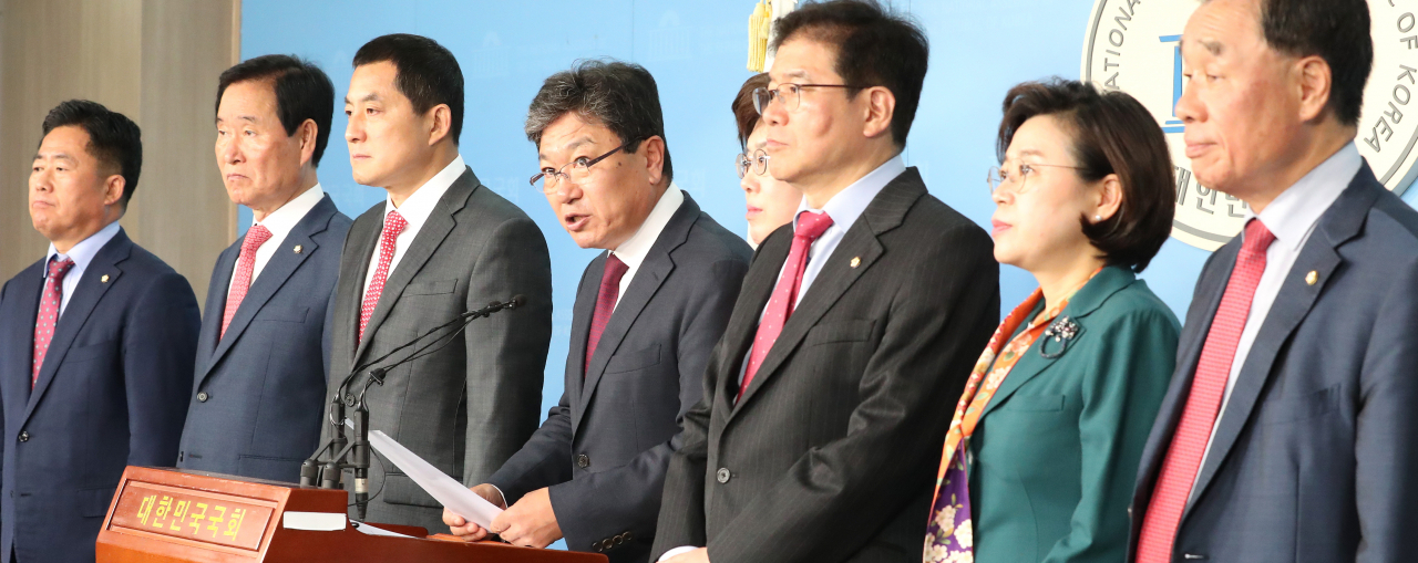 자유한국당 국회 과학기술정보방송통신위원회와 산업통상자원중소벤처기업위원회 소속 의원들이 21일 오후 국회 정론관에서 'KBS 수신료 징수, 방송법 및 개인정보법 위반' 관련 공동 기자회견을 하고 있다. 왼쪽부터 김규환, 곽대훈, 박대출, 윤상직, 최연혜, 김성태, 김정재, 김기선 의원. [연합]