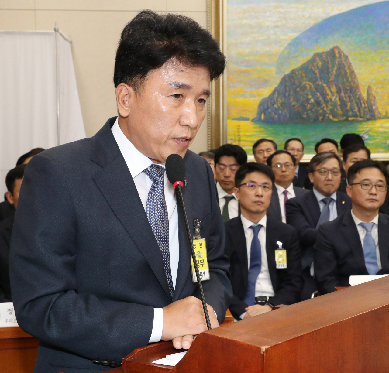 21일 오후 국회에서 열린 정무위원회의 금융위원회, 금융감독원 등의 종합 국정감사에 증인으로 출석한 함영주 하나금융그룹 부회장(왼쪽)이 바른미래당 지상욱 의원의 질의에 답변하고 있다. [사진=연합뉴스]