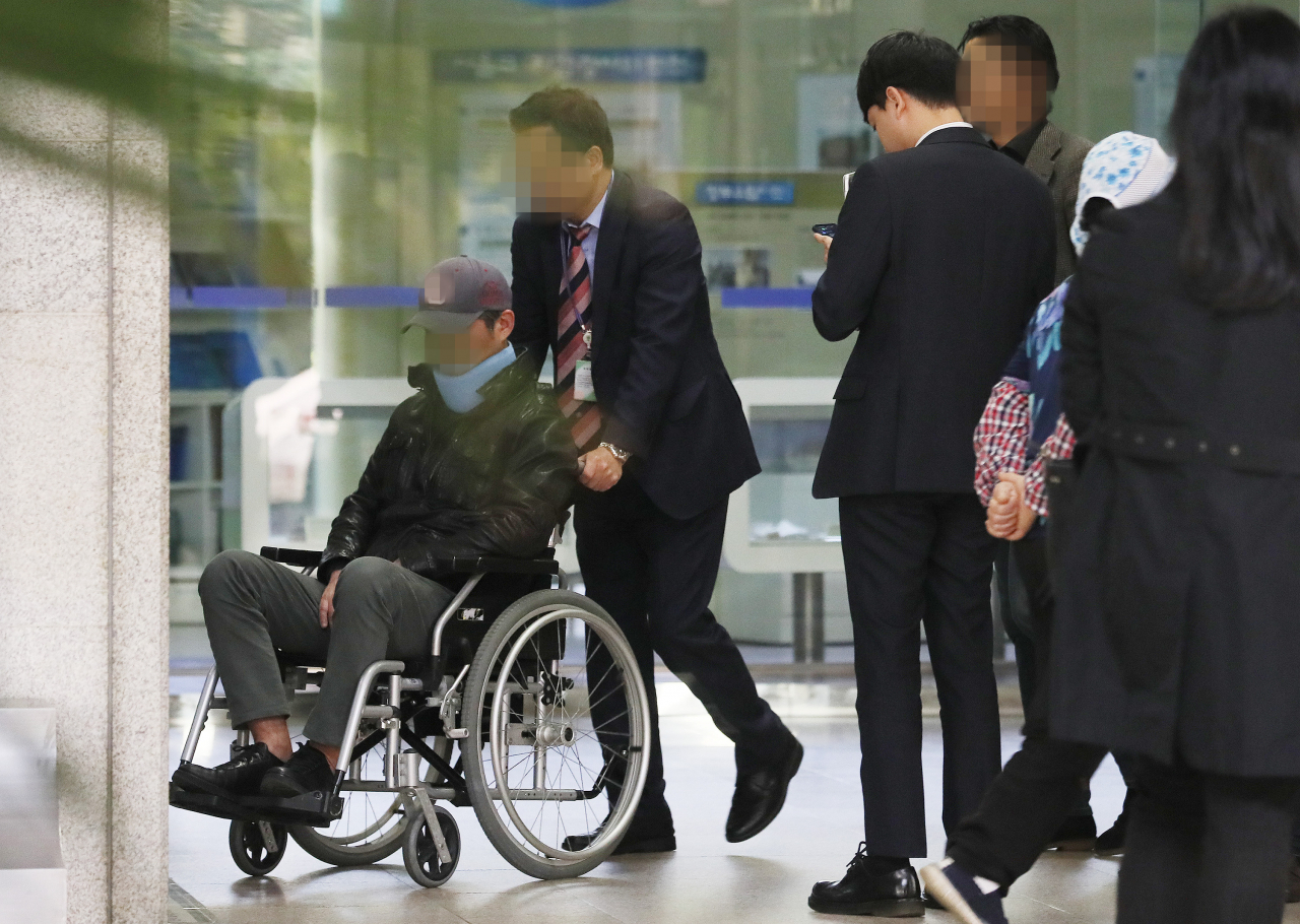 웅동학원 채용비리와 허위소송 혐의를 받는 조국 전 법무부 장관의 동생 조모 씨가 21일 오후 서울 서초구 서울중앙지검에 휠체어를 타고 출석하고 있다. [연합]