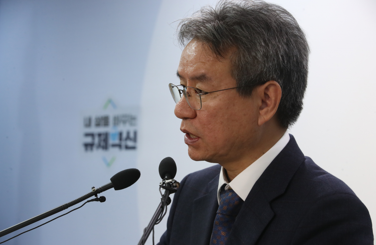 김남준 법무·검찰개혁위원회 위원장이 21일 오후 정부과천청사 법무부에서 다섯번째 권고안을 발표하고 있다. [연합]