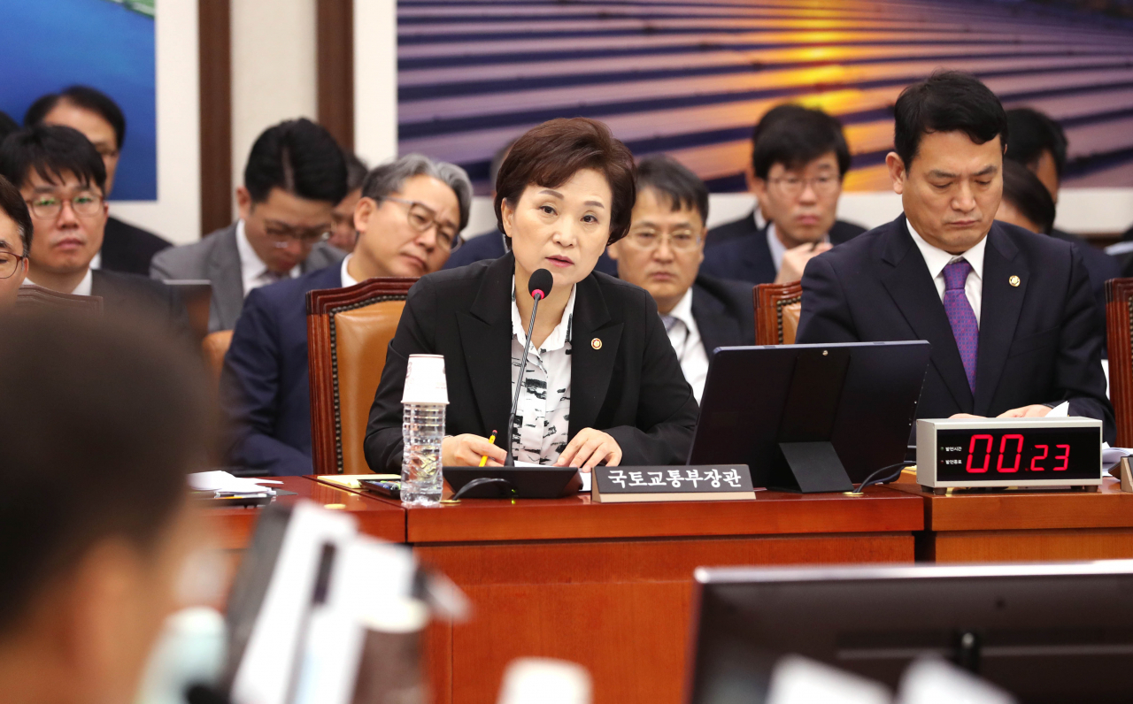 김현미 국토교통부 장관이 21일 국회에서 열린 국토교통위원회 국정감사에서 의원 질의에 답변하고 있다. [연합]