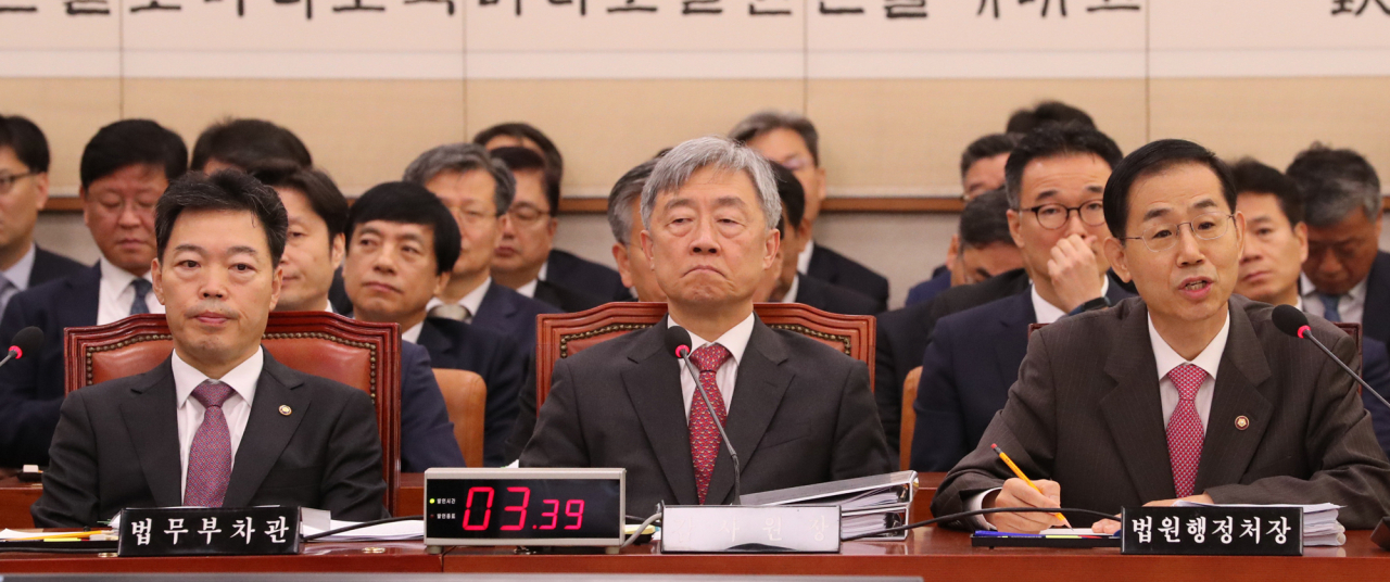 김오수 법무부 차관(왼쪽부터), 최재형 감사원장, 조재연 법원행정처장이 21일 국회에서 열린 법사위 국정감사에 출석해 있다. [연합 제공]