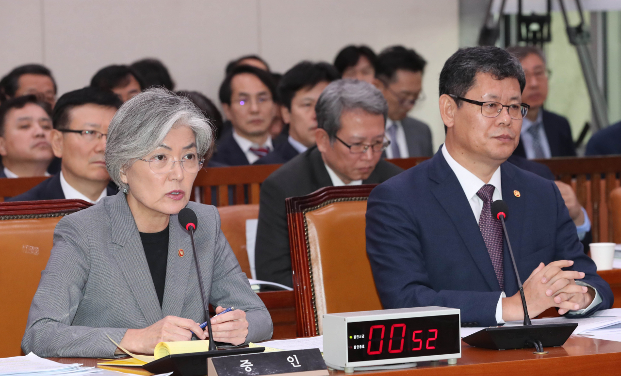강경화 외교부 장관(왼쪽)이 21일 오후 국회 외교통일위원회 국정감사에서 의원 질의에 답변하고 있다. [연합 제공]