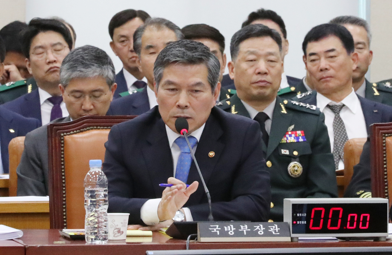 정경두 국방부 장관이 21일 오전 국회에서 열린 국방위 국정감사에 출석, 의원 질의에 답변하고 있다. [연합 제공]