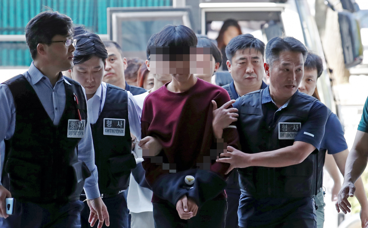 한미 방위비 분담금 인상을 반대하며 주한미국대사관저에 무단 침입한 혐의 등으로 체포돼 구속영장이 청구된 한국대학생진보연합(대진연) 학생들이 21일 오후 서울 서초구 서울중앙지방법원에서 열린 구속 전 피의자 심문(영장실질심사)에 출석하고 있다. [연합 제공]