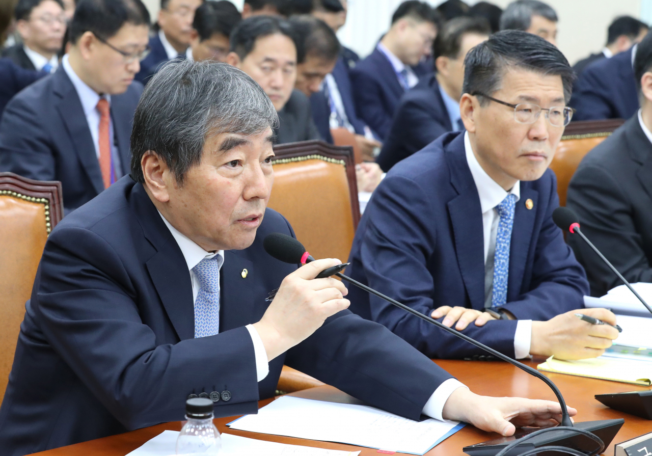 21일 오전 국회에서 열린 정무위원회의 금융위원회, 금융감독원 등의 종합 국정감사에서 윤석헌 금융감독원장이 의원 질의에 답변하고 있다. 오른쪽은 은성수 금융위원장. [연합]
