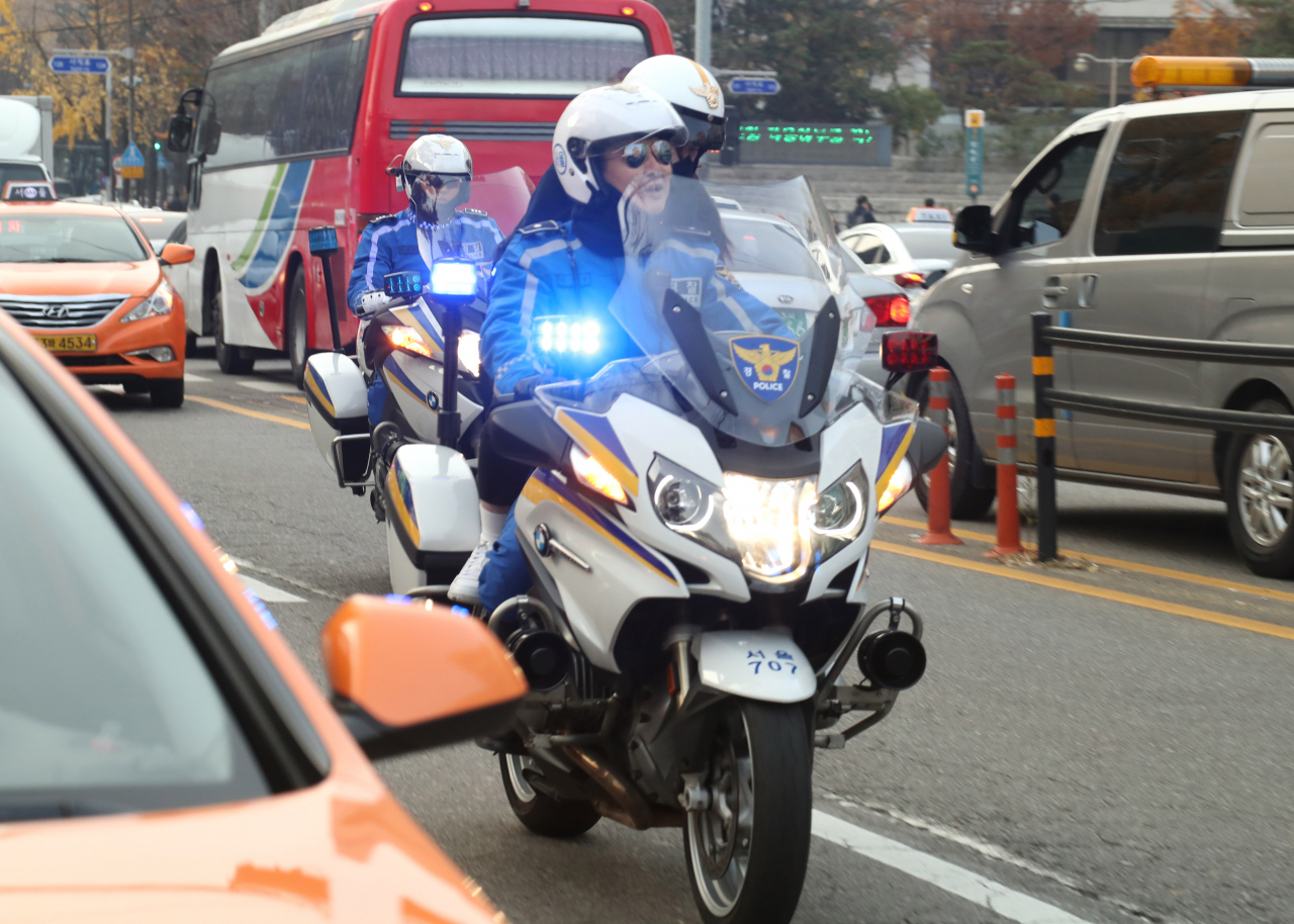 교육부가 22일 ‘2020학년도 수능 시행 원활화 대책’을 발표하고 수능 시험 준비에 만전을 기하기로 했다. 사진은 수능 당일 경찰이 수험생 수송을 지원하는 모습. [헤럴드경제 DB]