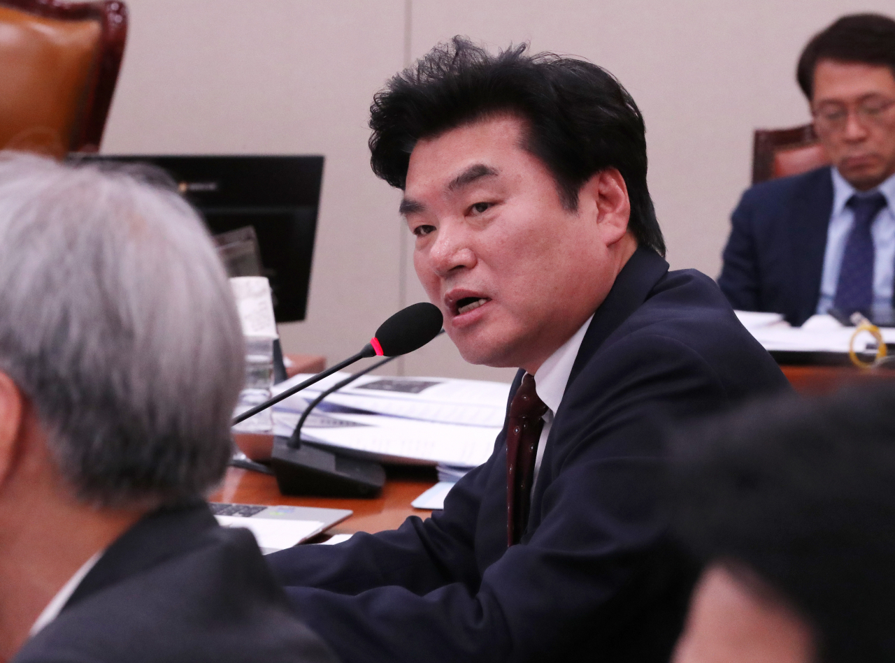 원유철 자유한국당 의원이 17일 오후 국회에서 열린 외교통일위원회 국정감사에서 김연철 통일부 장관에게 질의하고 있다. [연합]