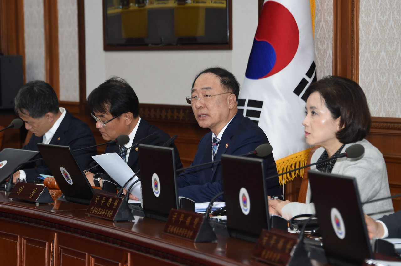 홍남기 부총리 겸 기획재정부 장관이 22일 광화문 정부서울청사에서 열린 '제45차 국무회의'를 주재, 모두발언을 하고 있다. 그는 이 자리서 각 부처 장관들에게 "각 상임위별로 비쟁점 법안들이 우선 처리될 수 있도록 최대한 노력해야 한다"며 "특히 쟁점 법안에 대해서는 정부가 주도적으로 대안을 제시해 조기에 입법화가 될 수 있도록 적극적으로 대응해달라"고 당부했다. [기획재정부 제공]