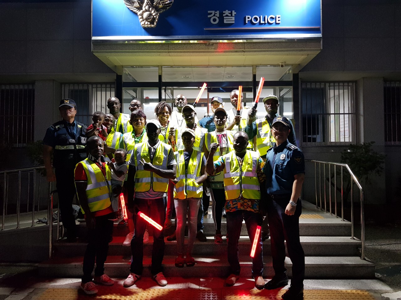 경기 파주경찰서 아프리카계 자율방범대 대원들 모습. 왼쪽 위부터 조셉 말로케(카메룬) 아이젝(가나), 테오도르(카메룬), 안준수 경장(파주경찰서 외사계), 엘라이자(가나), 최준용 경위(광탄파출소), 스티븐(가나), 마리아(카메룬), 린다(가나), 사무엘 오봉(가나), 빅토리아(가나), 조셉(가나) 펠릭스(가나), 캘빈 아무와(가나), 프리스카(카나), 구미 프랑크(가나), 남기원 경감(파주경찰서 외사계장) [사진=파주경찰서 제공]