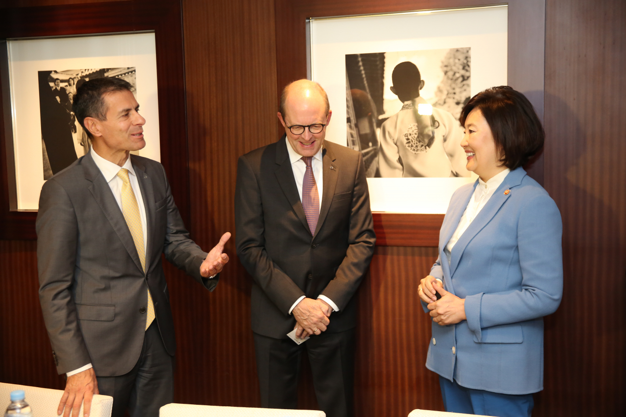 박영선 중소벤처기업부 장관(오른쪽)이 22일 오전 그랜드하얏트호텔에서 마티아스 루어스 메스세데스 벤츠 승용부문 해외지역 총괄사장(가운데), 디미트리스 실라키스 메르세데스 벤츠코리아 사장과 인사를 나누고 있다.