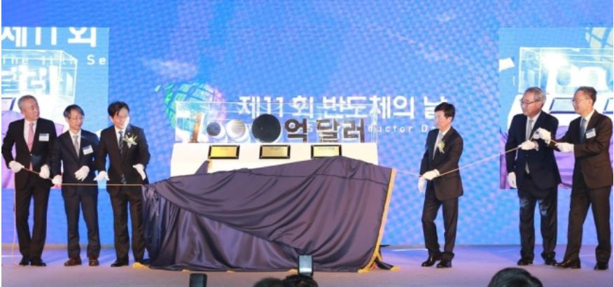 오는 24일 ‘제 12회 반도체의 날’을 맞지만 메모리 업황 부진으로 10월 반도체 수출은 지난해 같은 기간대비 28% 감소했다. 사진은 작년 ‘반도체의 날’ 행사에서 ‘반도체 수출 단일품목 최초 연간 1000억 달성’ 기념 조형물을 제막하고 있는 모습. [연합]