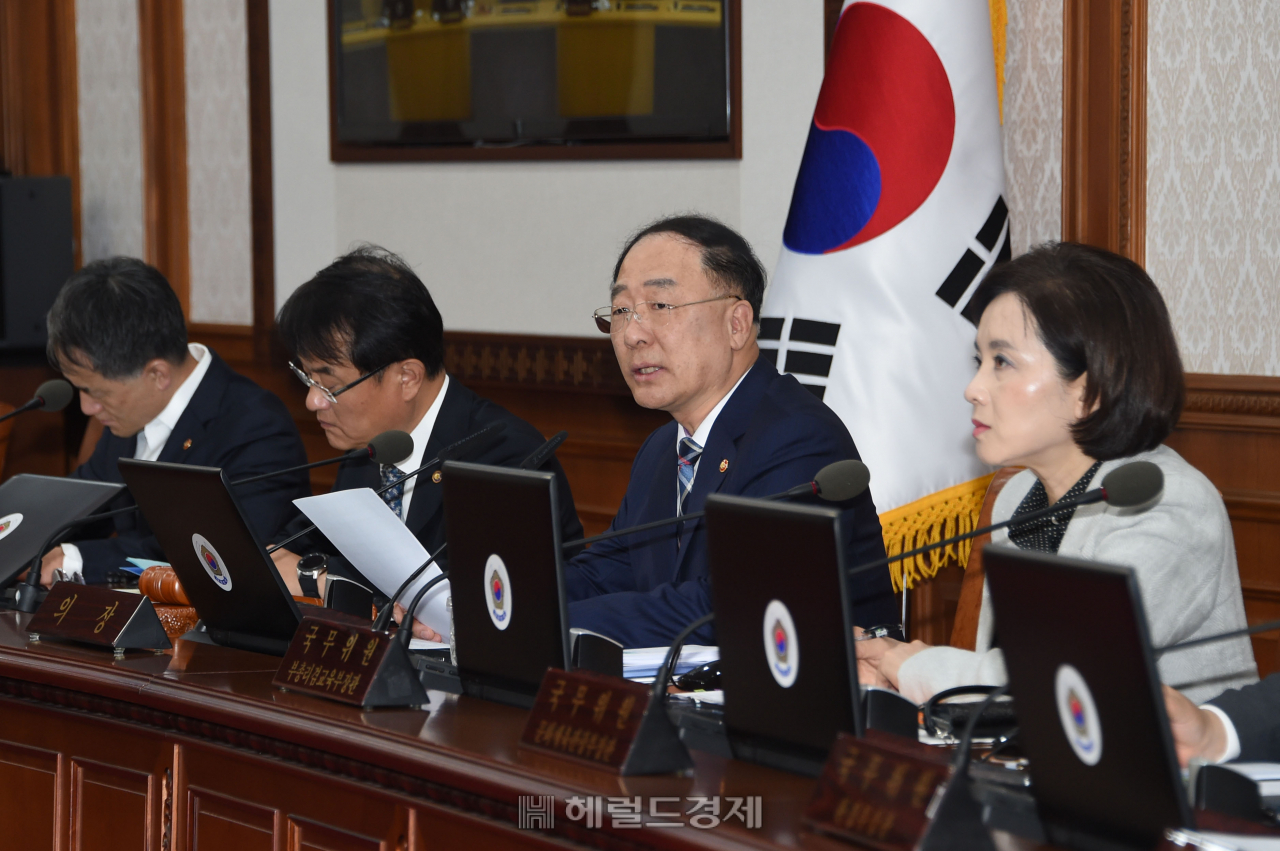 홍남기 부총리 겸 기획재정부 장관이 22일 광화문 정부서울청사에서 열린 '제45차 국무회의'를 주재, 모두발언을 하고 있다.