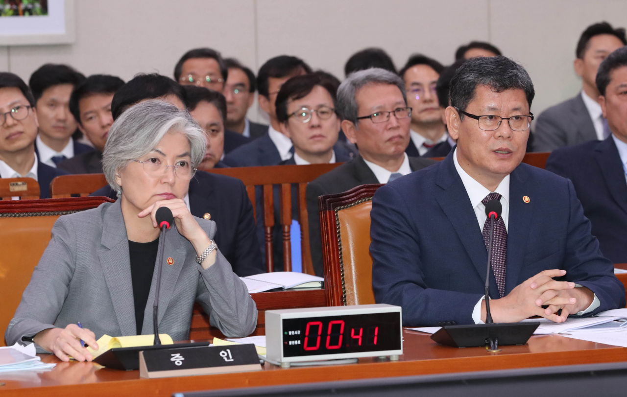김연철 통일부 장관(오른쪽)이 21일 오후 국회 외교통일위원회 국정감사에서 의원 질의에 답변하고 있다. 왼쪽은 강경화 외교부 장관. [연합]