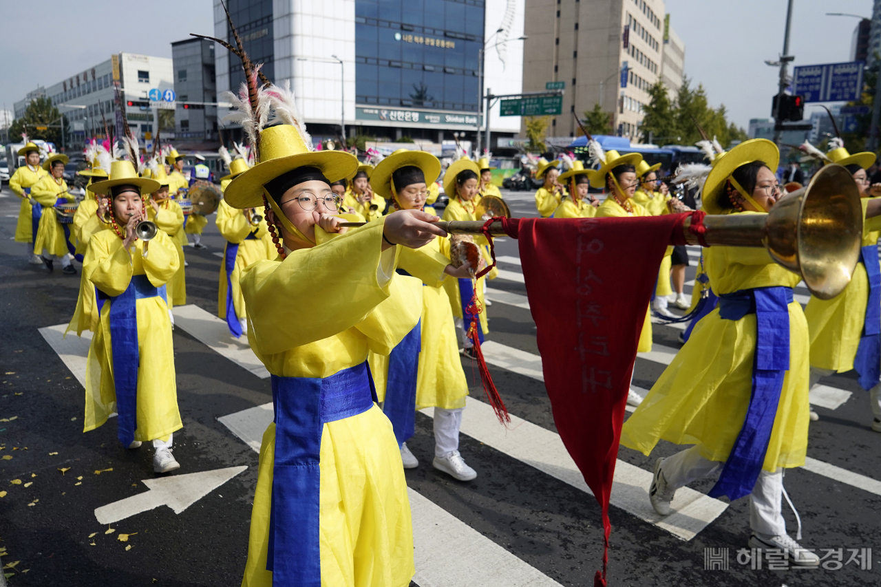 서울 동대문구 청룡문화제에서 취타대가 행진하고 있다. [동대문구 제공]