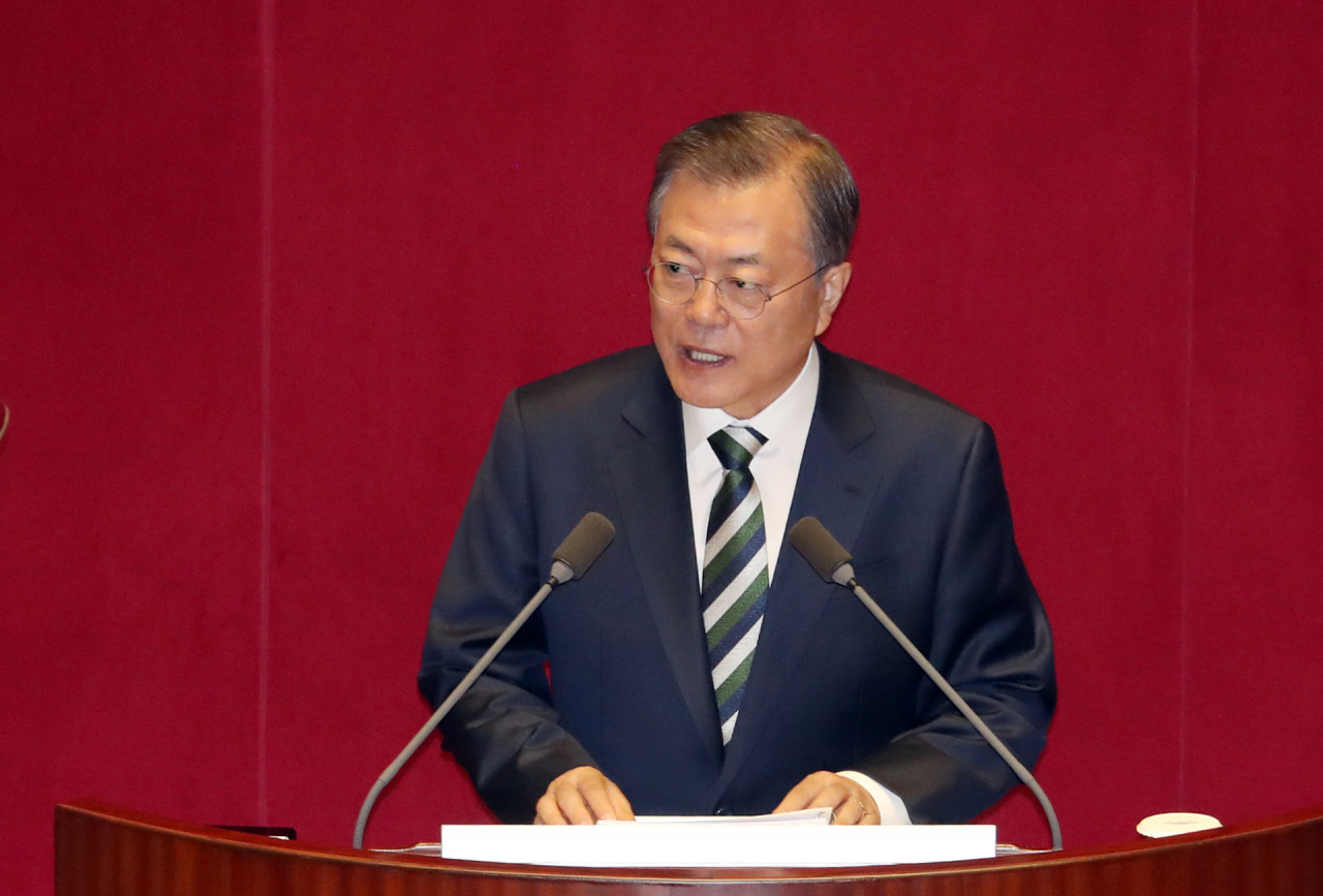 문재인 대통령이 22일 오전 국회에서 내년도 예산안에 대한 시정연설을 하고 있다. [연합]