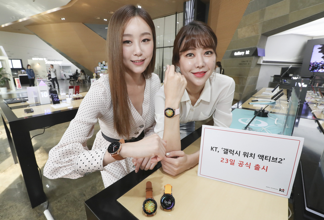 KT모델이 삼성전자 '갤럭시 워치 액티브2' 출시를 알리고 있다. [KT 제공]