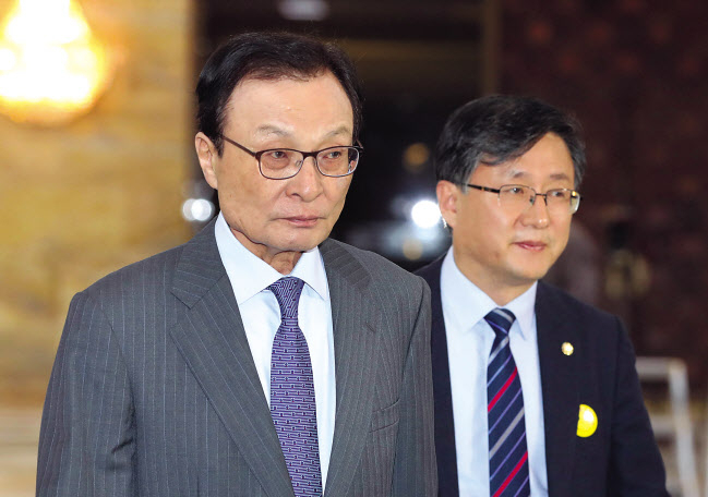 문재인 대통령의 국회 시정연설을 앞두고 더불어민주당이 의원총회를 가진 가운데, 이해찬 대표가 22일 오전 총회에 참석키 위해 가고 있다. [연합]