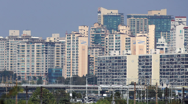 부동산 시세를 집계하는 통계 기관에 따라 수치가 차이를 보이면서, 수요자들이 혼란을 겪고 있다. 사진은 서울의 한 아파트 단지 전경. [연합뉴스]