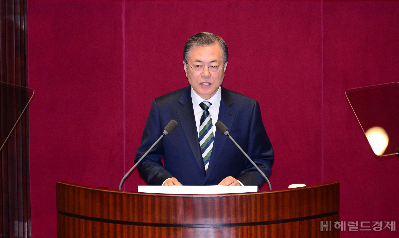 문재인 대통령이 22일 오전 서울 여의도 국회 본회의장에서 내년도(2020년) 예산안에 대한 시정연설을 하고 있다. 이번 시정연설에서 문 대통령은 내년도 513조 5000억원 규모의 정부 예산안과 국정 운영 방향을 설명할 예정이며 시정연설은 취임 후 네 번째이다. 이상섭 기자/bobtong@