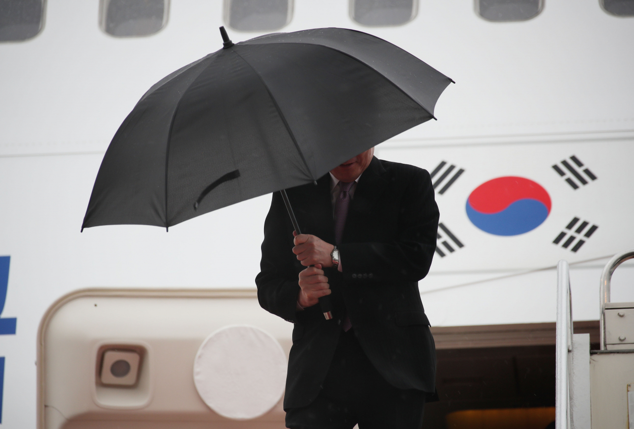 이낙연 국무총리가 22&sim;24일 나루히토(德仁) 일왕 즉위식 참석을 위해 22일 대통령 전용기로 일본 하네다 공항에 도착하고 있다. 연합