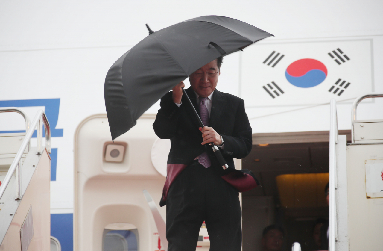 이낙연 국무총리가 22&sim;24일 나루히토(德仁) 일왕 즉위식 참석을 위해 22일 대통령 전용기로 일본 하네다 공항에 도착하고 있다. 연합