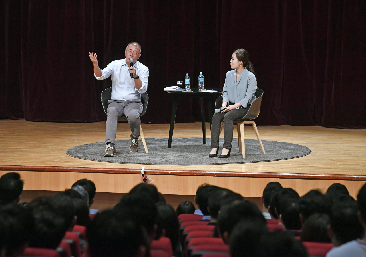 22일 현대차그룹 본사 2층 대강당에서 진행된 타운홀 미팅 중 정의선 현대차그룹 수석부회장이 연단에서 질의응답을 하고 있다. [현대차 제공]