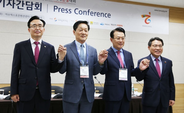 22일 여수에서 개막된 세계한상대회 기자간담회장에서 대회 관계자들이 기념촬영하고 있다. 사진 왼쪽부터 윤병태 전남도 정무부지사, 한우성 재외동포재단 이사장, 고상구 한상대회장, 권오봉 여수시장. 박대성기자/parkds@heraldcorp.com