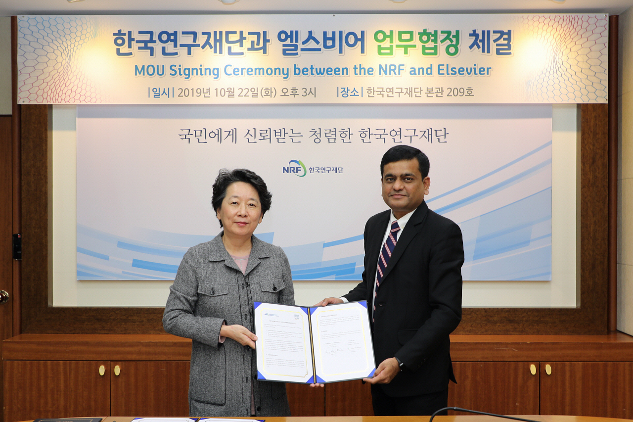 노정혜 한국연구재단 이사장(왼쪽)과 엘스비어의 사우랍 샤르마 부사장이 업무 협약 후 기념촬영을 하고 있다.[한국연구재단 제공]