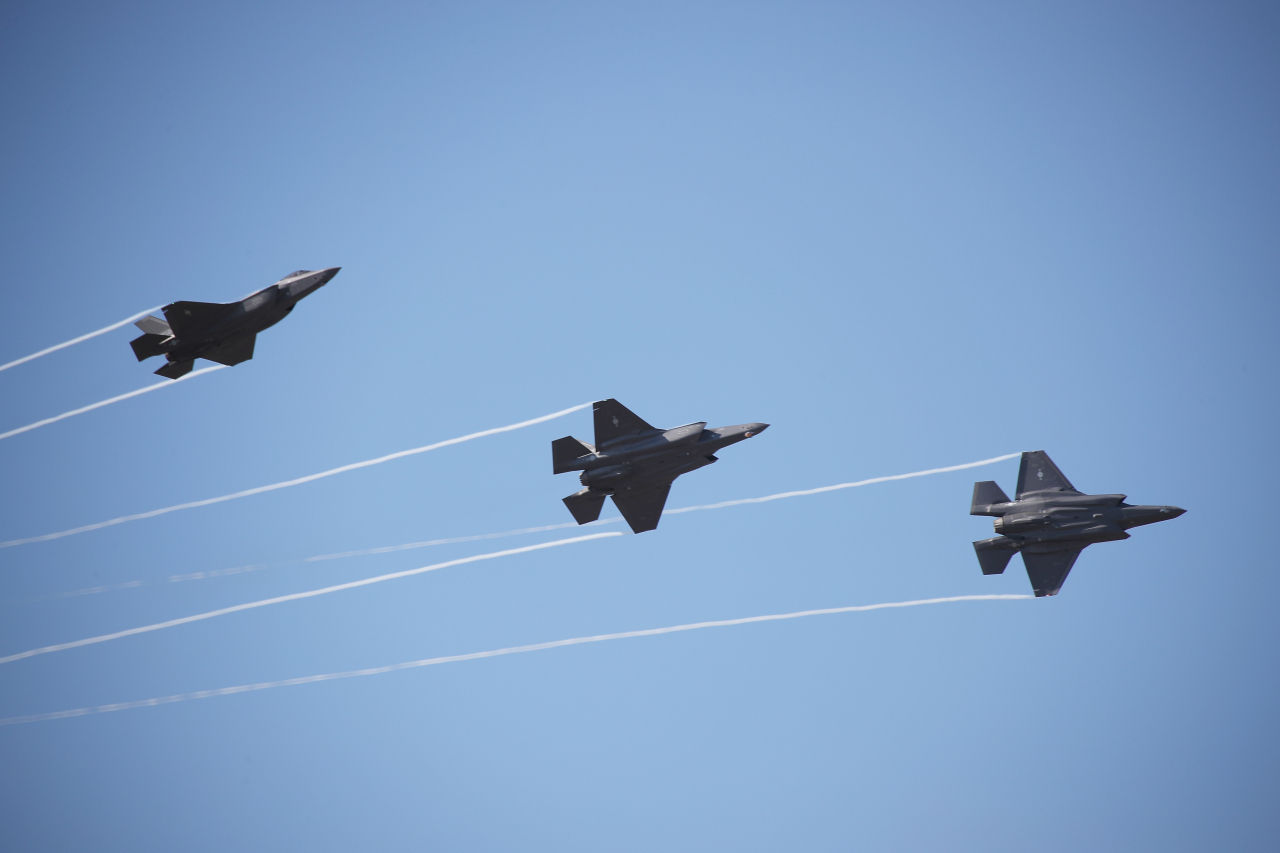 지난 15일 성남 서울공항에서 열린 아덱스 개막식 행사에서 공군 스텔스 전투기 F-35A가 시범 비행하고 있다.[연합]