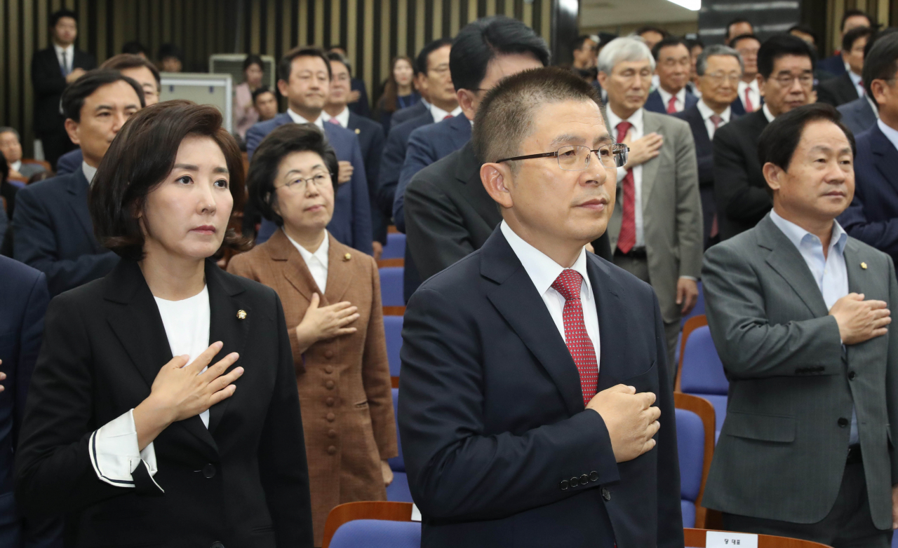 자유한국당 황교안 대표, 나경원 원내대표와 의원들이 22일 국회에서 열린 의원총회에서 국기에 대한 경례를 하고 있다. [연합]