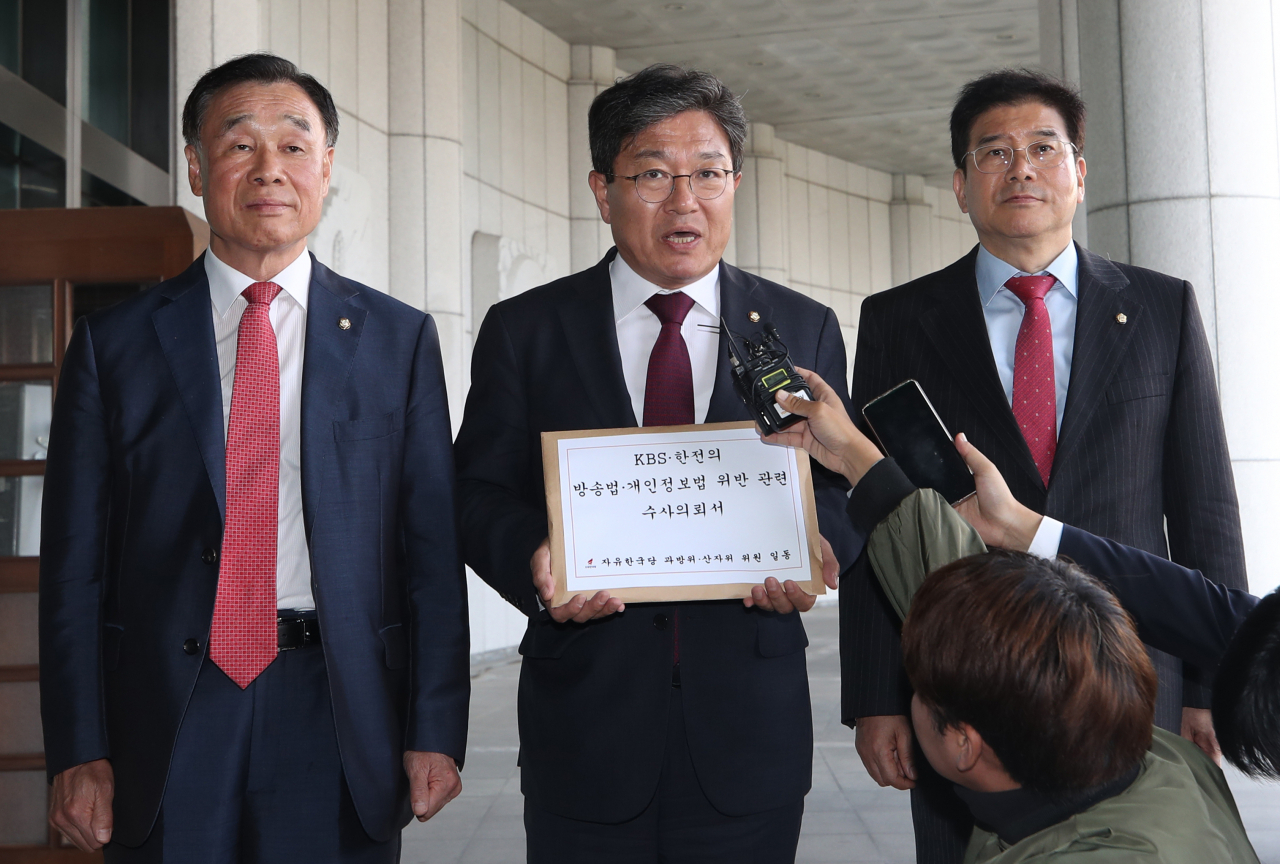 자유한국당 김기선(왼쪽부터), 윤상직, 김성태 의원이 22일 오후 서울 서초구 대검찰청에서 KBS와 한국전력의 방송법·개인정보법 위반 관련 수사의뢰서를 제출하기에 앞서 취재진에게 발언하고 있다. [연합]