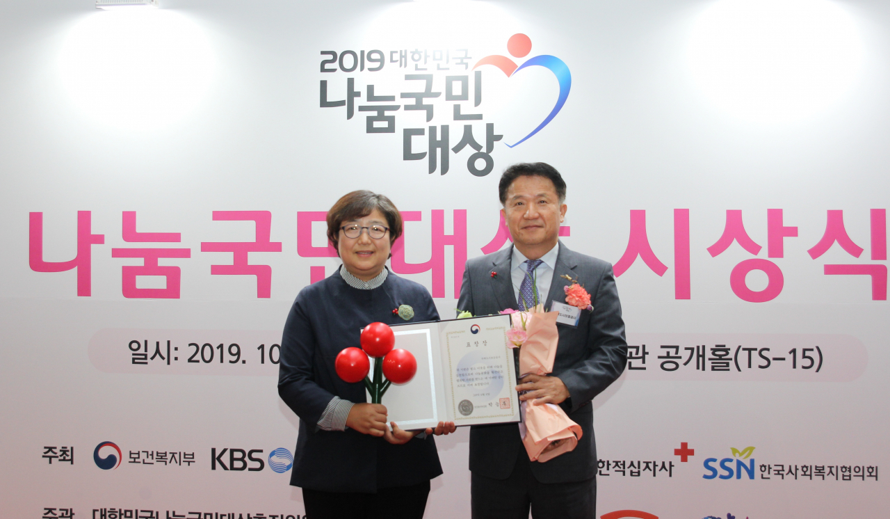 정일조 HUG 수도권지역본부장(오른쪽)이 지난 10일 보건복지부 장관 표창을 수상한 후 김연순 사회복지공동모금회 사무총장(왼쪽)과 기념촬영을 하고 있다. [사진=HUG 제공]