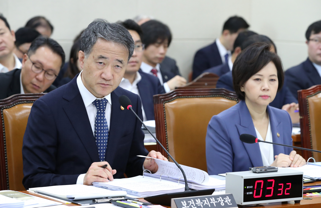 국가 필수의약품 수급이 몇차례 비꺽거렸음에도 왠지 모르게 정부는 제조 공급업계에 대한 현실적 손해방지 대책을 말하지 않고 있다. 경제적 원가보전 대책에는 입을 다물다가 외국계 기업이 가격을 이유로 공급을 중단하자 그제서야 허둥지둥했던 상황은 국민 건강을 담보로 하는 위험한 도박이다. 21일 오전 국회에서 열린 국감에서 박능후 보건복지부 장관과 이의경 식품의약품안전처장이 지적사항을 경청◆하고 있다. [연합]